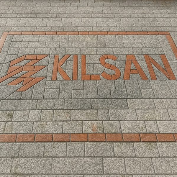 Logo işlenmiş kilit taşı döşeme modelleri