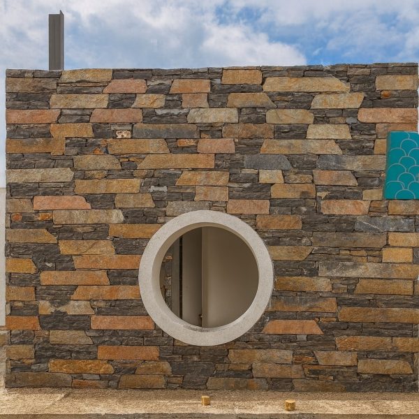 Taş ve Tuğla Dekorasyon Model-21-1 Yuvarlak pencereli doğal taş cephe kaplama, modern dış cephe tasarımı