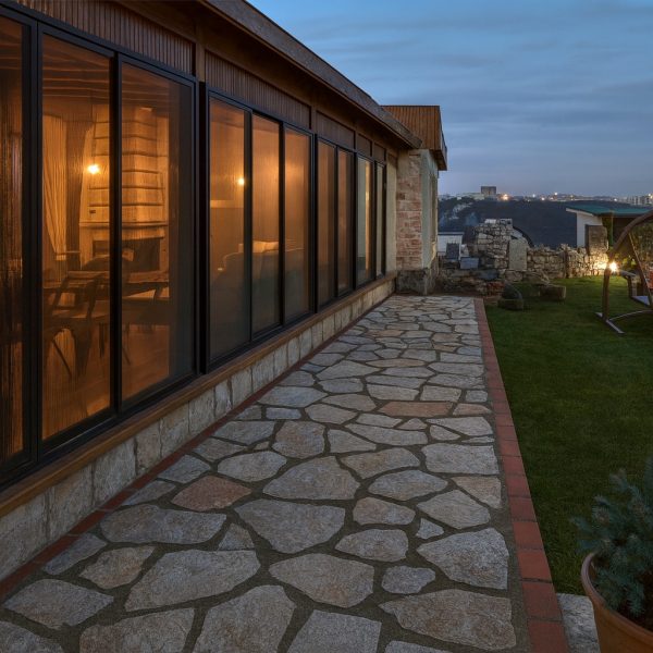 Tuğla bordürlü kayrak taşı bahçe döşeme – doğal taş yürüyüş yolu kaplama