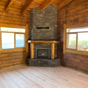 Rustik şömine modeli, doğal taş kaplama ve ahşap kütük detaylı ön görünüm