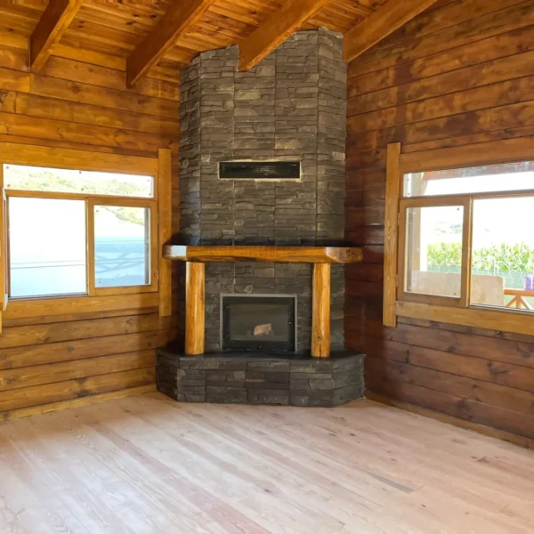 odunlu-somine-model-4-1 Rustik şömine modeli, doğal taş kaplama ve ahşap kütük detaylı ön görünüm