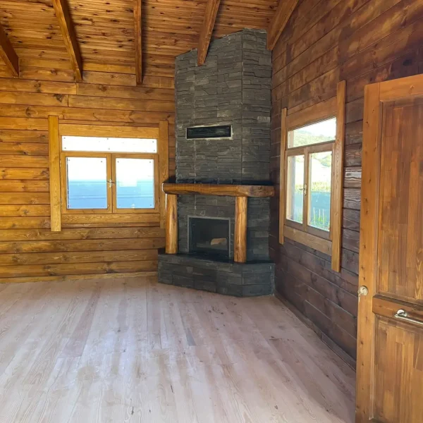 odunlu-somine-model-4-3 Rustik şömine, yan açıdan görünüm, taş kaplama gövde ve ahşap üst tabla