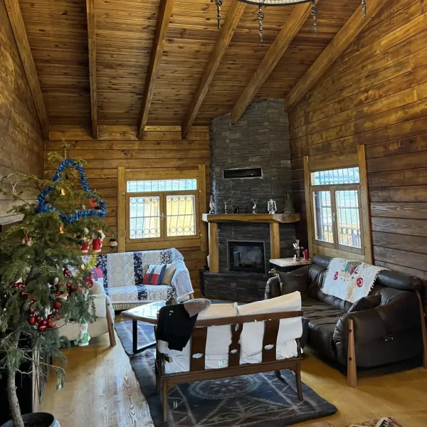 odunlu-somine-model-4-4 Rustik şömine, doğal taş işçiliği ve masif ahşap detaylarıyla dekoratif görünüm