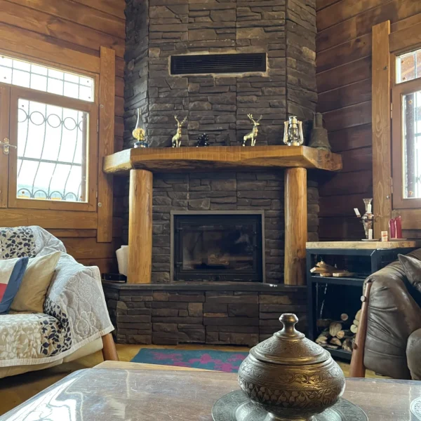 odunlu-somine-model-4-5 Rustik şömine modeli, iç mekânda kurulmuş halde doğal taş ve ahşap kombinasyonu