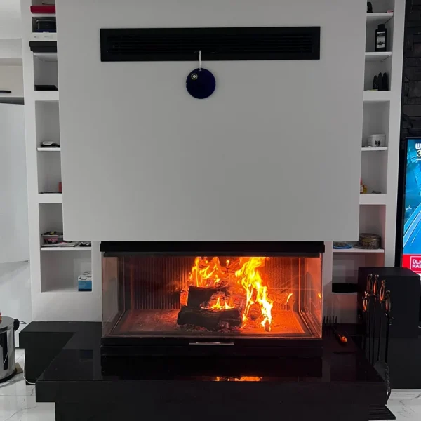 odunlu-somine-model-5-4 Modern şömine modelleri – siyah mermer tabanlı, üç camlı odunlu şömine