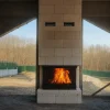 odunlu-somine-model-27-4 dış mekanda kullanılan yapı bloklarıyla kaplanmış odunlu şömine, yanan ateş görüntüsü