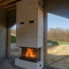 odunlu-somine-model-27-5 modern yapı blok şömine tasarımı, açık alanda ateşli şömine görünümü