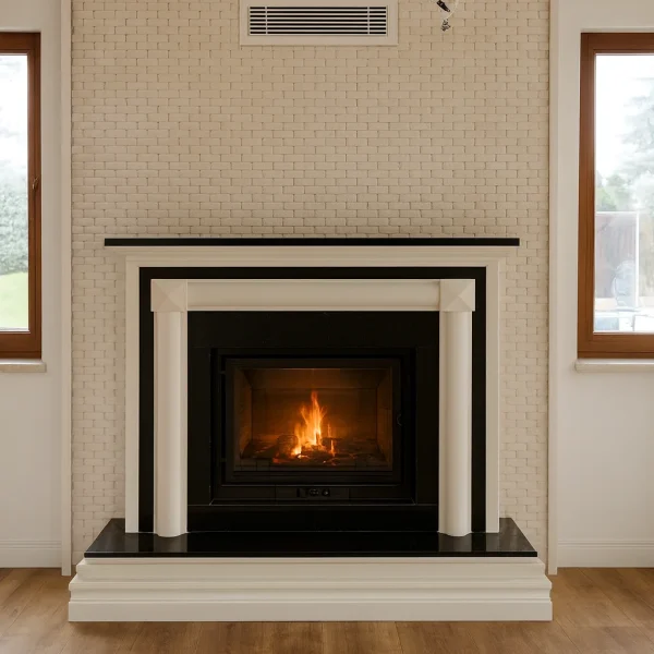 odunlu-somine-model-34-2 Yanlarında pencereler bulunan krem duvarlı bir salonda, ateşi yanan klasik siyah beyaz odunlu şömine doğal ışıltısıyla mekâna estetik bir görünüm kazandırıyor.