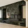 odunlu-somine-model-38-4 Geniş mermer panellerle tasarlanmış tam duvar şömine, modern mimari iç mekân dekorasyonu.