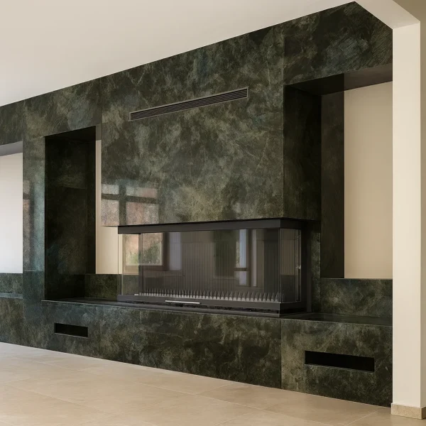 odunlu-somine-model-38-4 Geniş mermer panellerle tasarlanmış tam duvar şömine, modern mimari iç mekân dekorasyonu.