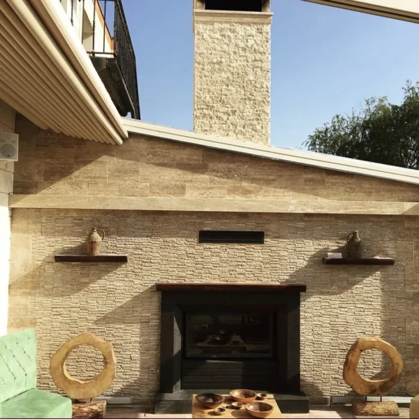 odunlu-somine-model-45-1 rustik dış mekan şömine, traverten taş kaplamalı dış cephe üzerinde koyu çerçeveli modern tasarım