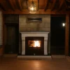 Gece aydınlatmasında yanan modern rustik odunlu şömine ön görünümü