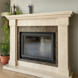 Klasik krem mermer şömine modeli yan görünüm – koyu mermer detaylı ve siyah cam kapaklı tasarım