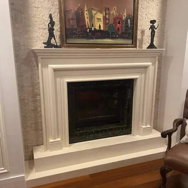 Model 72 odunlu şömine yandan görünüm – bej limra taş dokusu ve klasik formda raf detayları.